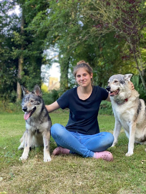 Roxane, éleveuse aux Terres de Winoha, avec Tara et Winoha